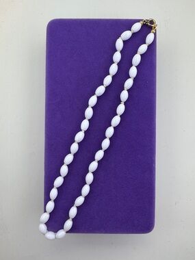 💛 Vintage Gold Tone White Beaded Necklace